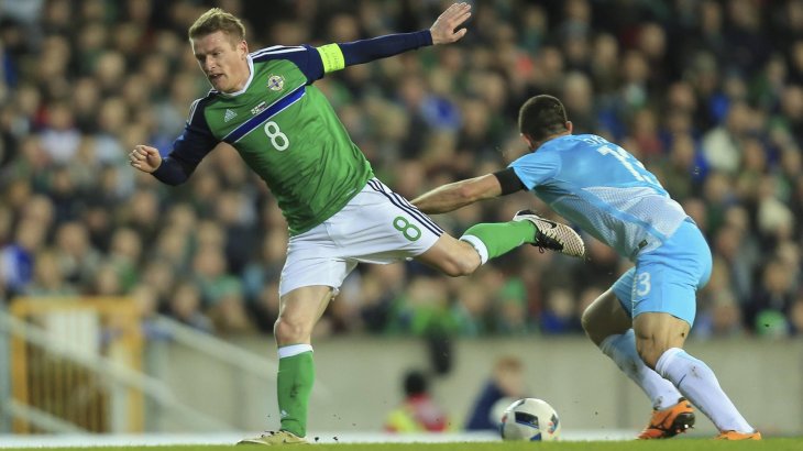 mb-Nordirland-EM-Trikot Die Nordiren treiben's bunt: Steven Davis in Grün, Weiß und Blau.