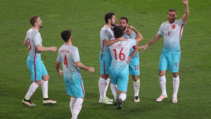 mb-Tuerkei-EM-Trikot Blau wird zu weiß: Ob Nike damit das Meer der türkischen Ägäis abbilden wollte?