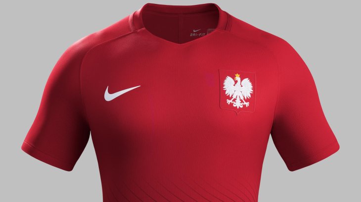 mb-EM-Trikot-27 Auswärts tritt die polnische Nationalmannschaft in dunkelroten Oberteilen an.