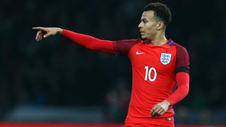 mb-EM-Trikot-30 Für die Auswärtsspiele der Engländer entwarf Nike rote Trikots.