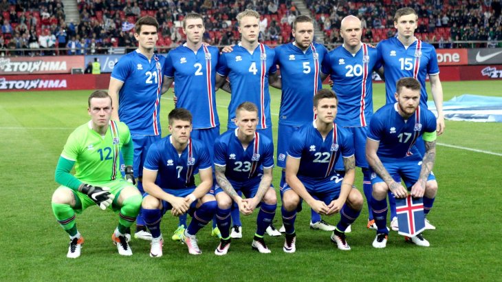 mb-EM-Trikot-34 Island ist in seinen EM-Trikots von Errea mit dem Längsstreifen gut von den anderen Nationalteams zu unterscheiden.