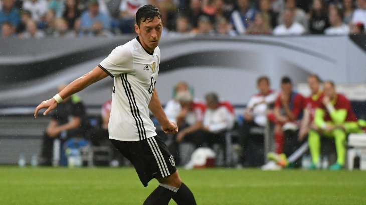 mb-em-fussballschuhe-2 Mesut Özil hat das teuerste Modell von Adidas gewählt: Der Ace 16+ Purecontrol (300 Euro) hat keine Schnürsenkel.