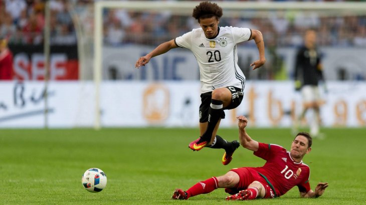 mb-em-fussballschuhe-21 Leroy Sané flitzt mit dem leichten Mercurial Superfly von Nike (290 Euro) über den Rasen.