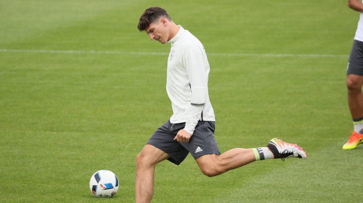 mb-em-fussballschuhe-22 Mario Gomez setzt auf den stabilen Halt des Hypervenom Phantom II von Nike (275 Euro).