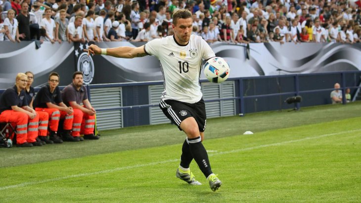 mb-em-fussballschuhe-23 Lukas Podolski hämmert mit dem Ace 16.1 Primeknit von Adidas (250 Euro) drauf.