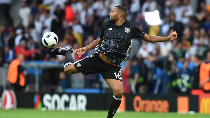 mb-em-fussballschuhe-jonathan-tah Jonathan Tah steht seit April 2016 bei Under Armour unter Vertrag – als einziger DFB-Spieler. Seine ChlutchFit Force 2.0 kosten rund 200 Euro.
