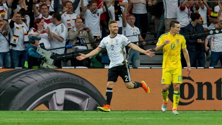 mb-em-fussballschuhe-shkodran-mustafi Shkodran Mustafi feiert sein Kopfballtor gegen die Ukraine in seinen Nike Magista Obra (275 Euro).