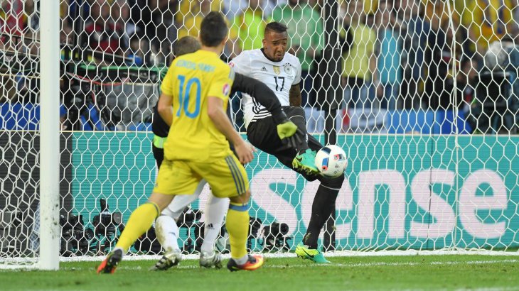 mb-em-fussballschuhe-jerome-boateng Jerome Boateng rettet auf der Linie mit seinen Tiempo Legend VI von Nike (200 Euro).