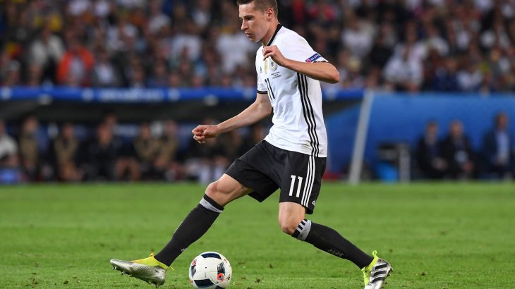 mb-em-fussballschuhe-julian-draxler Julian Draxler (l.) setzt wie Özil auf den Ace 16+ Purecontrol von Adidas (300 Euro).