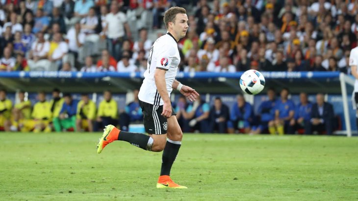 mb-em-fussballschuhe-mario-goetze Mario Götze (M.) dribbelt mit dem Magista Obra von Nike (275 Euro).