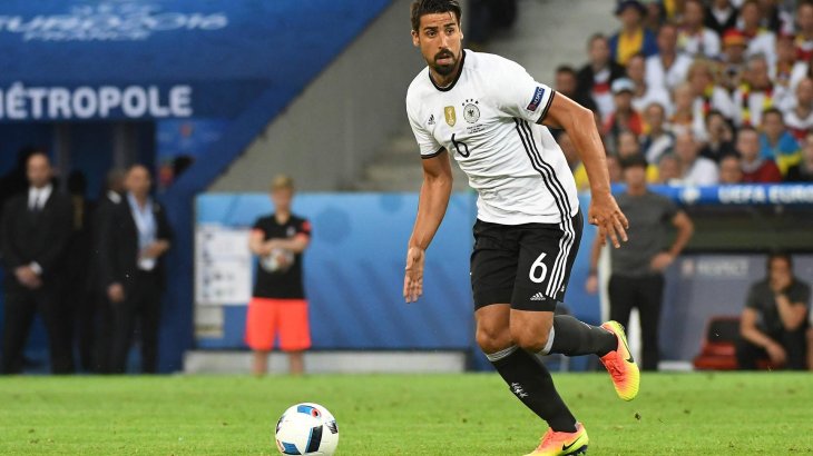 mb-em-fussballschuhe-sami-khedira Sami Khedira (r.) spielt ohne Sockenschuh: Er setzt auf den Nike Magista Opus (200 Euro).