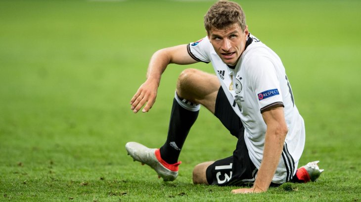 mb-em-fussballschuhe-thomas-mueller Thomas Müller (r.) trägt den silbernen Adidas X 16.1 (200 Euro) am Fuß.