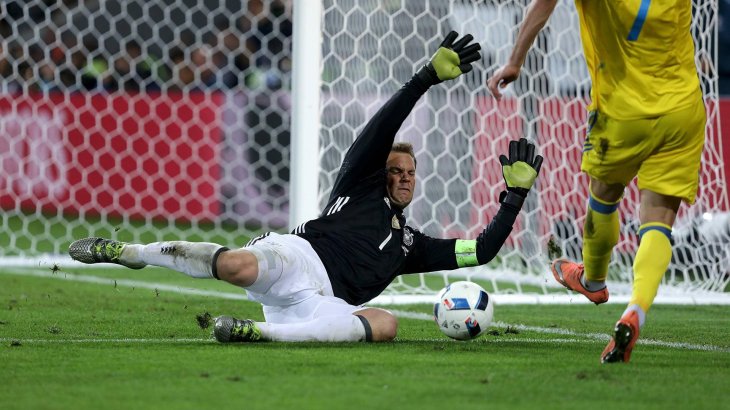 mb-em-fussballschuhe-manuel-neuer Manuel Neuer stellt sich den Gegnern mit seinen Ace 16.1 von Adidas (200 Euro) entgegen.