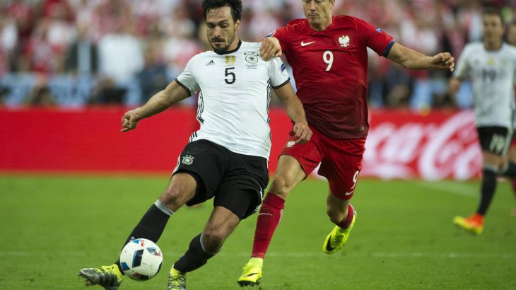 mb-em-fussballschuhe-mats-hummels-polen Mats Hummels (l.) trägt beim EM-Spiel gegen Polen seine Ace 16.1 Primeknit von Adidas (250 Euro).