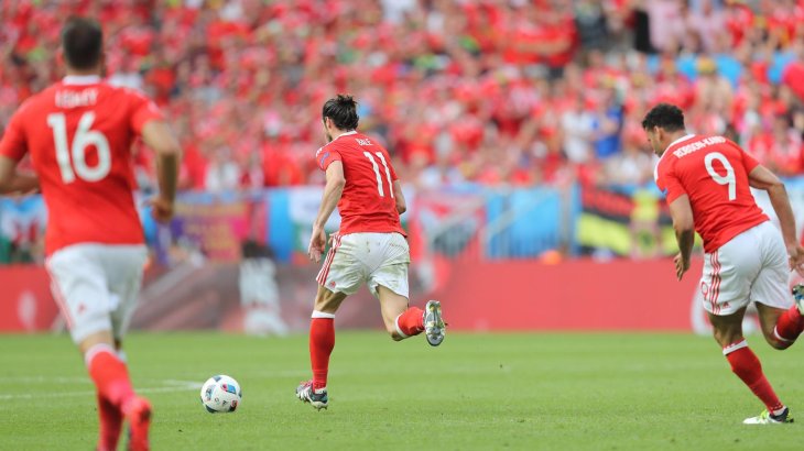 mb-em-trikot-wales-home In Weiß und Rot stürmt Wales bei seiner ersten EM-Teilnahme.