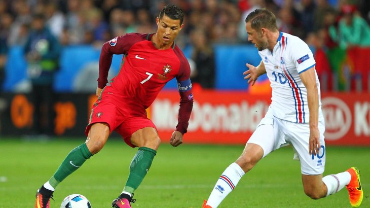 mb-em-trikot-island In den weißen Auswärtstrikots konnte Island den favorisierten Portugiesen um Ronaldo ein Remis abtrotzen.
