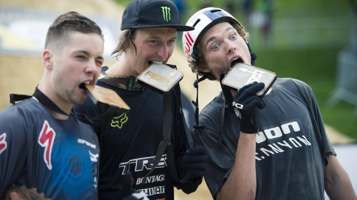 mb-en-drei-gewinner-slopestyle-2015 The three 2015 champions in MTB slopestyle: Nicholi Rogatin, Brett Rheeder, Thomas Genon (f.l.).