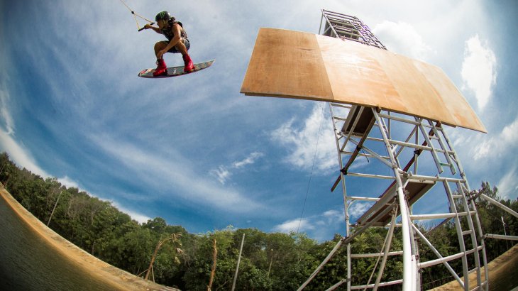 mb-Wakeboarden-mit-Grant-Daniel-Mash The jumps over Big Air Ramps can be barely trained, says Grant: This is only possible at the place of the competition directly.