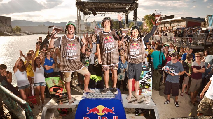 mb-Daniel-Grant-gewinnt-in-Linz Winner: Daniel Grant (l.) wins the Red Bull Wake of Steel in Linz and celebrates with colleagues Nico von Lerchenfeld and Julian Cohen.