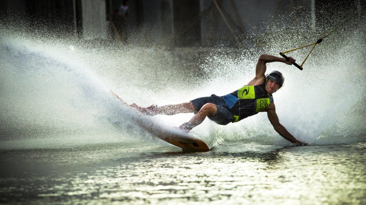 mb-Daniel-Grant-Actionbild Grant is known to be one of the most versatile wakerboarder: That's why he drives wakeskate.
