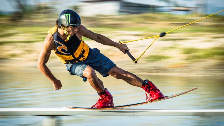 mb-Immer-locker-Daniel-Grant Always casual and smooth: Daniel Grant one-handed with full speed on the go in Bali.