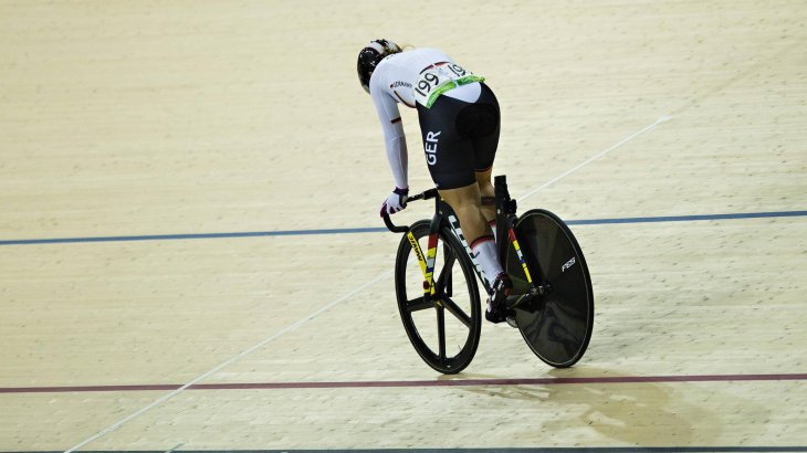 mb-Olympia-5 Ohne Sattel feiert Kristina Vogel ihren Olympiasieg im Bahnrad-Sprint.