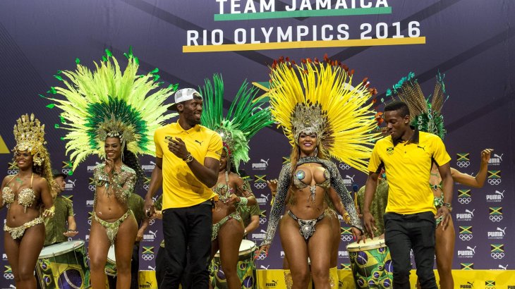 mb-Olympia-7 Schon vor seinem Start legt Usain Bolt einen heißen Tanz hin – zur Freude der Samba-Tänzerinnen.