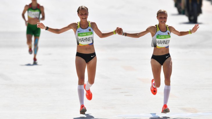 mb-Olympia-10 Anna und Lisa Hahner laufen freudestrahlend ins Ziel beim olympischen Marathon-Rennen in Rio – und lösen damit bei einigen Kollegen und DLV Empörung aus.