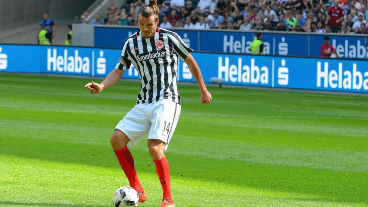 mb-160825-trikot-eintracht-frankfurt Krombacher sponserte Eintracht Frankfurt bis 2017 und zahlte dafür rund 5,5 Mio. Euro. Nachfolger wird Indeed.
