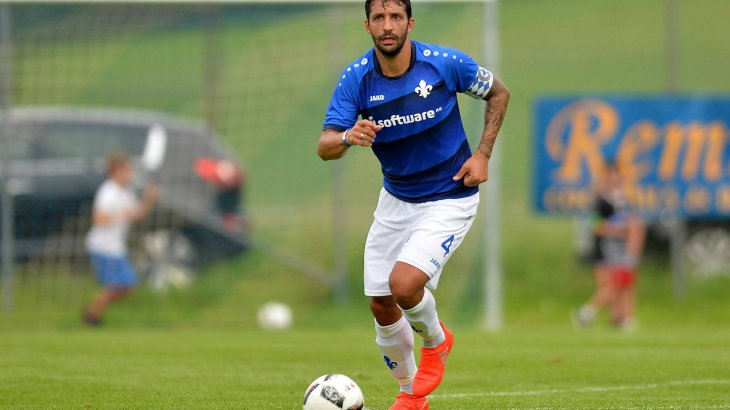 mb-en-trikot-darmstadt-sulu Darmstadt captain Aytac Sulu wearing the sponsorship by Software AG on his chest. Cost point: 1.5 million euros.