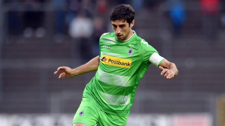 mb-en-trikot-gladbach-stindl Lars Stindl wearing the Postbank logo on his chest. Gladbach collects 9 million euros per year off of it.