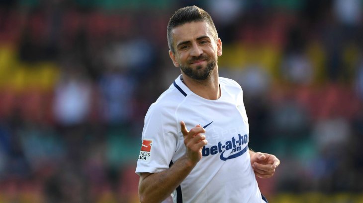 mb-en-hertha-bsc-ibisevic Vevad Ibisevic leads Hertha BSC with the bet-at-home logo in the 2016/2017 season. The betting supplier is paying around 6 million euros.