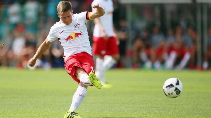mb-en-trikot-leipzig-kaiser Red Bull is present on the RB Leipzig jersey: sponsorship and logo are nearly identical. Value of the jersey sponsorship: around 7 million euros.