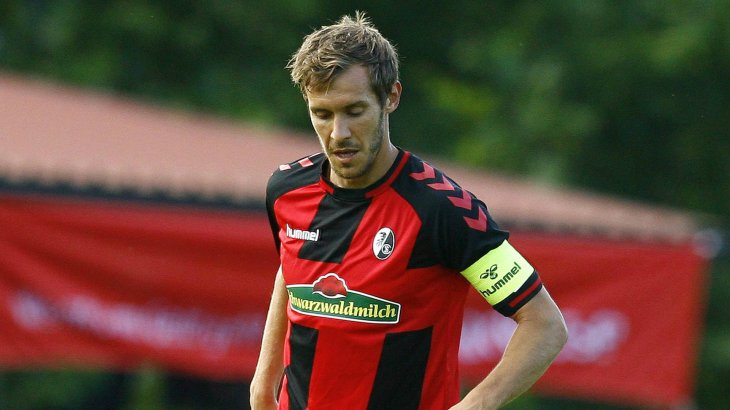 mb-en-trikot-sc-freiburg-schuster The logo of the new Freiburg sponsor needs some getting used to. Schwarzwaldmilch is paying around 3 million euros for the jersey sponsorship.