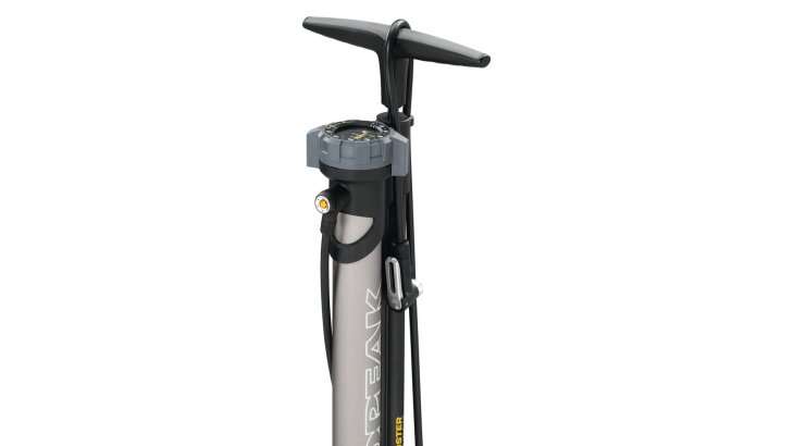 mb-Luftpumpe-Bike-Trends-2017 Topeak: JoeBlow Booster Als ultimative Lösung zur Montage hartnäckiger Tubeless-Reifen vereint die JoeBlow Booster die Funktionen eines Luft-Kompressors mit der Mobilität einer Standpumpe.