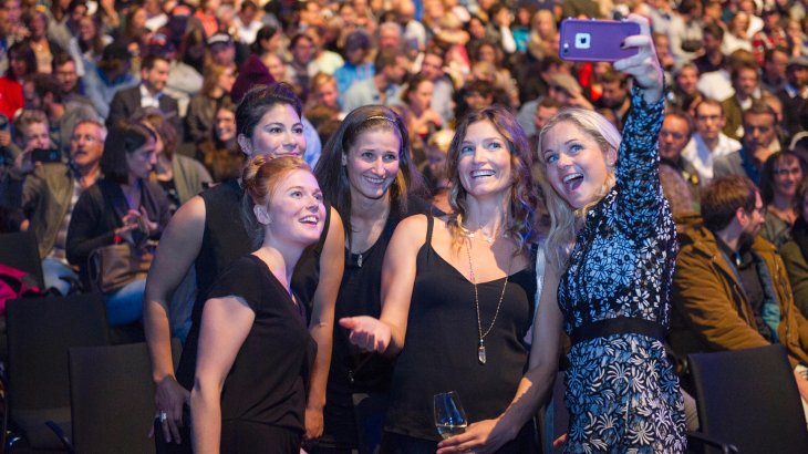 mb-Oscar-Selfie-Mancuso Regisseurin Sandra Lahnsteiner macht das Selfie: Julia Mancuso steht auch bei der Film-Präsentation im Mittelpunkt.