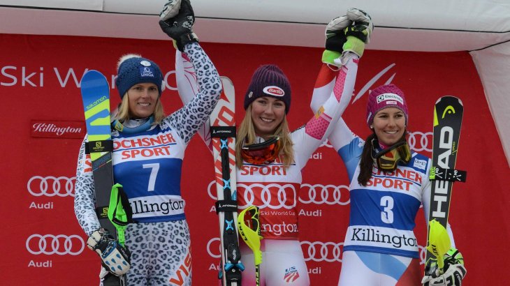 mb-161201-podium-velez-shiffrin-holdener-killington Drei Ski-Stars, drei Ski-Marken: Die derzeit verletzte Veronika Velez-Zuzulová (l., Salomon), Mikaela Shiffrin (Atomic) und Wendy Holdener (r., Head) gemeinsam.