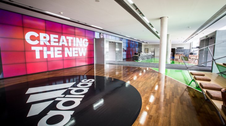 mb-161205-adidas_group_hq_main_entrance Adidas und sein neues Leitbild (hier im Headquarter in Herzogenaurach): „adidas NYC ist eine entscheidende Komponente unserer Strategie ‚Creating the New‘, in der wir einen besonderen Fokus auf einflussreiche Großstädte wie New York legen“, sagt CEO Rorsted.
