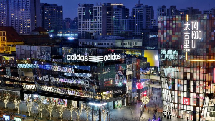 mb-161205-adidas_homecourt Modernes Design gehört zur Unternehmens-DNA von Adidas – wie hier beim ersten Store des neuen Retailkonzepts „HomeCourt“ in Peking.