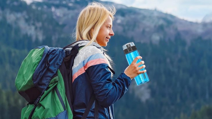mb-frau-mit-flasche-wanbdern Outdoor im Winter oder Sommer: Die Thermosflasche ist immer mit dabei.