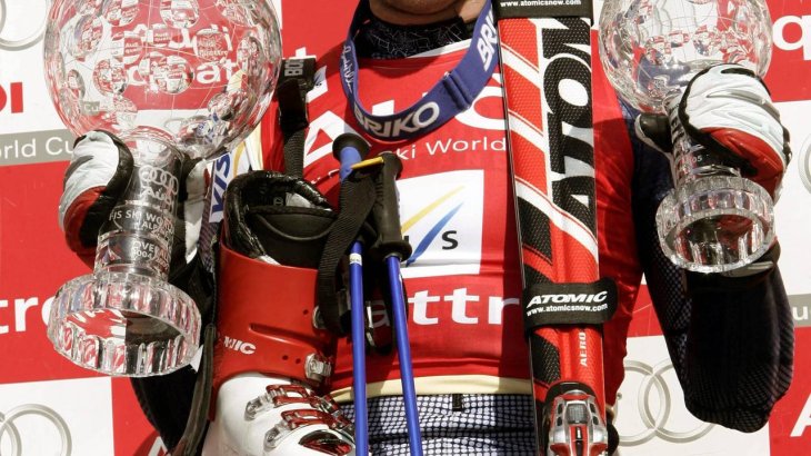 mb-170118-siege-200405 Auch im Weltcup brilliert Miller: Höhepunkt ist die Saison 2004/2005, in der er sowohl den Riesenslalom-Weltcup als auch den Gesamtweltcup gewinnt.