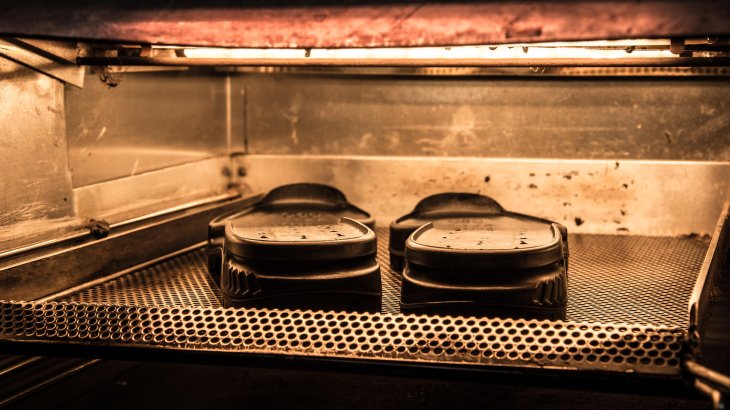 mb-170126-Production_Hanwag_Vierkirchen (2) Nein, kein Toaster. Diese Maschine, die in Vierkirchen manuell bedient wird, erhitzt und aktiviert den Kleber auf den Sohlen, um den Schuh mit den Sohlen zu verheiraten.