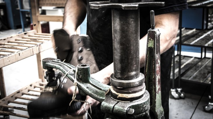 mb-170126-Production_Hanwag_Vierkirchen (7)-1 Im sogenannten „Finish“ in Vierkirchen wird jeder Schuh nochmal überprüft, von Kleberesten gesäubert, vom Leisten befreit, anschließend mit richtigen Schnürsenkeln versehen, verpackt und verschickt.