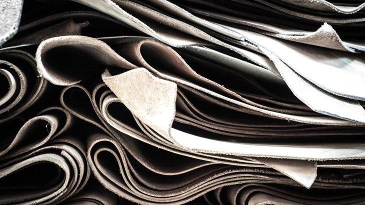 mb-170126-Production_Hanwag_Vierkirchen (16) Leder ist das wohl wichtigste Rohmaterial in der Hanwag Schuhproduktion. Stapelweise wird es in Vierkirchen angeliefert, gelagert sowie besonders vorsichtig und sorgfältig verarbeitet.