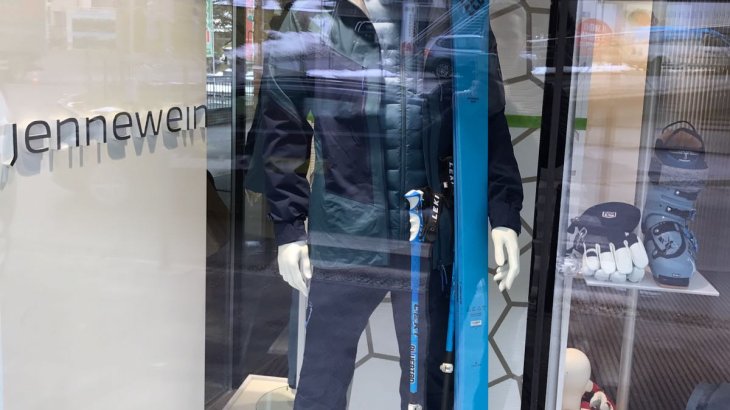 mb-170126-Jennewein Die Kollektion von BLACKYAK gibt es unter anderem bei Jennewein Pure Sports am Arlberg.