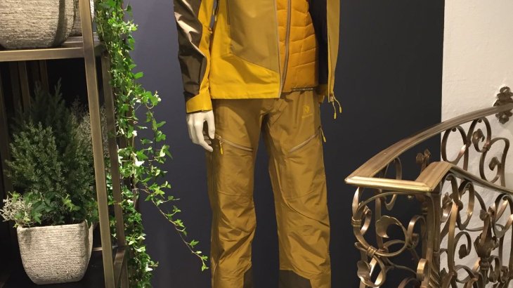 mb-170126-Strolz Auch das Sporthaus Strolz am Arlberg führt die BLACKYAK-Kollektion.