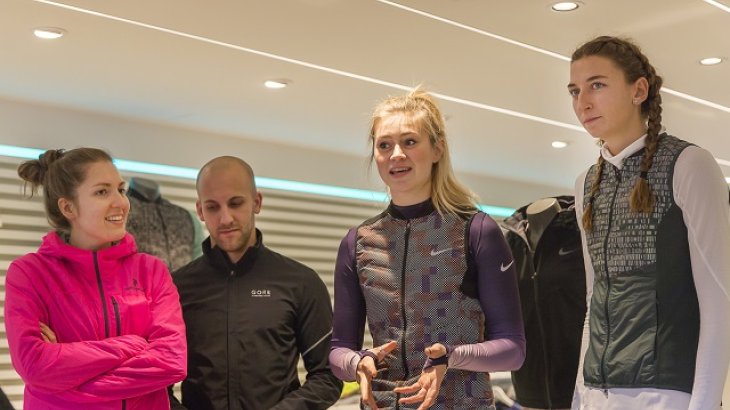 mb-170130-_02 christina hering Die Laufcoaches des "Isar Run by Keller Sports" stimmen sich im Store mit Christina Hering vor einer Trainingseinheit hab.
