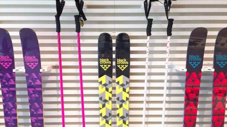 mb-170130-_05 black crows ski Das Sortiment wechselt im 2-Wochen-Rhythmus – da dürfen Skier, wie von Black Crows, nicht fehlen!
