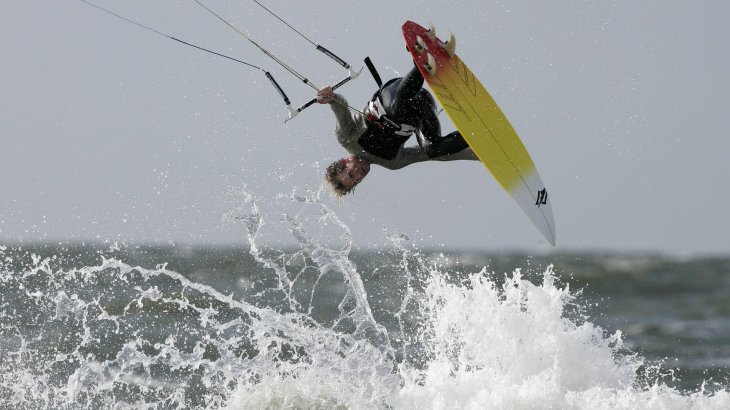 Robby Naish ist außerdem Profi-Kiter – 2016 brach er sich bei einem Kitesurfing-Unfall das Becken.