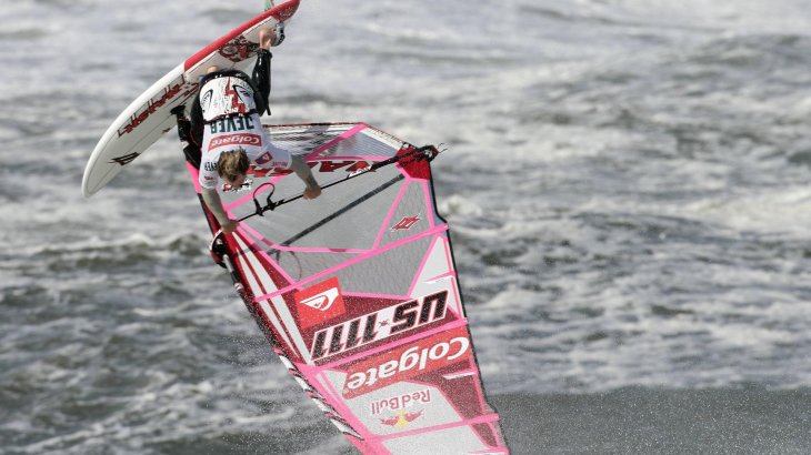 mb-robby-naish-8 Robby Naish ist berühmt für seine spektakulären Manöver auf dem Surfbrett.